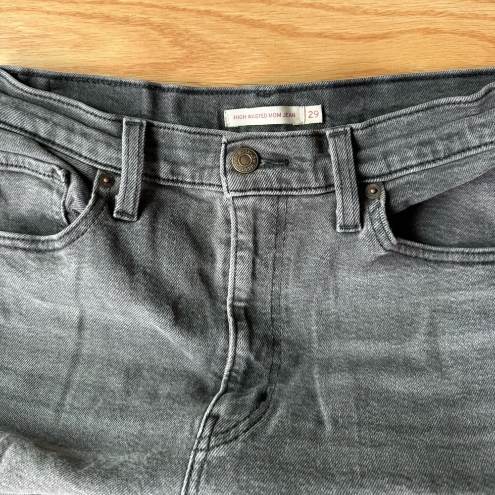 Levi’s Gray High Waisted Mom Jeans Size 29